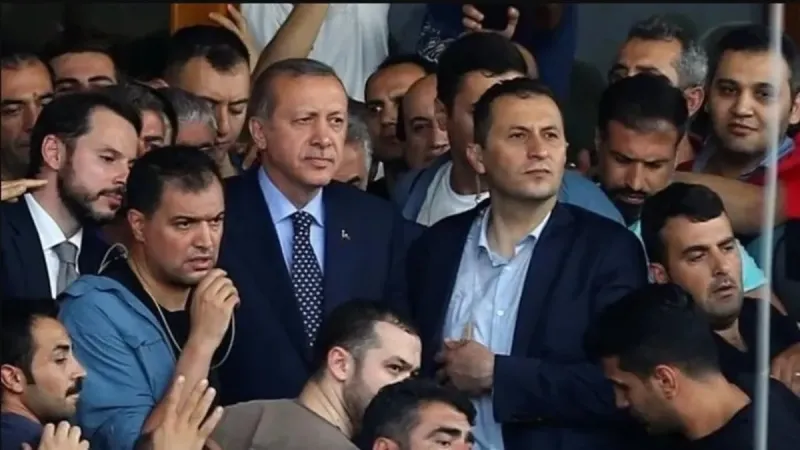 15 Temmuz'da Başkan Erdoğan'ın en yakınındaki isim Berat Albayrak anlattı: 2 rekat namaz kılıp direnişi yönetti
