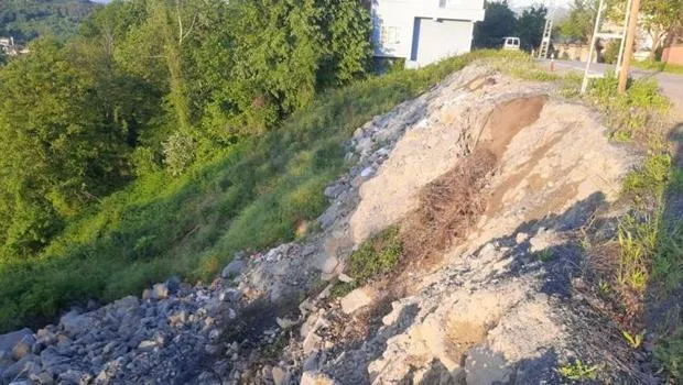 20 köyü birbirine bağlayan yolda heyelan riski!