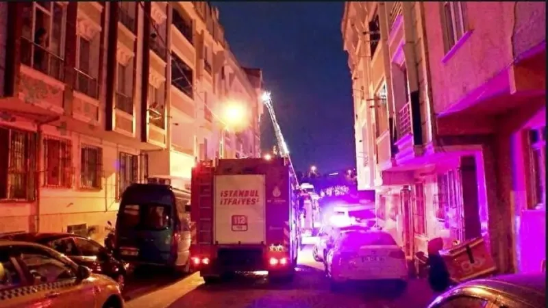Esenyurt'ta Bina Alevlere Teslim! 14 Kişi Dumandan Etkilendi!