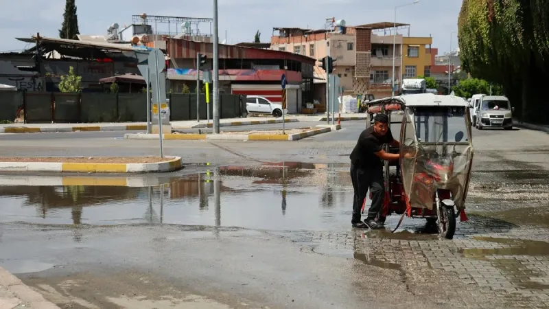 Adana'da su borusu patladı, cadde göle döndü: Vatandaşlardan belediyeye tepki...