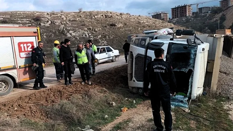 Adıyaman Besni’de Hafriyat Kamyonu Devrildi