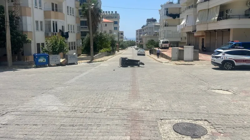 Alanya’da iki motosiklet çarpıştı motosiklet bahçeye uçtu kazada 2 kişi ağır yaralandı