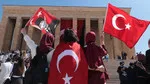 19 Mayıs Coşkusu: Gençler Anıtkabir'i Bayraklarla Donattı!