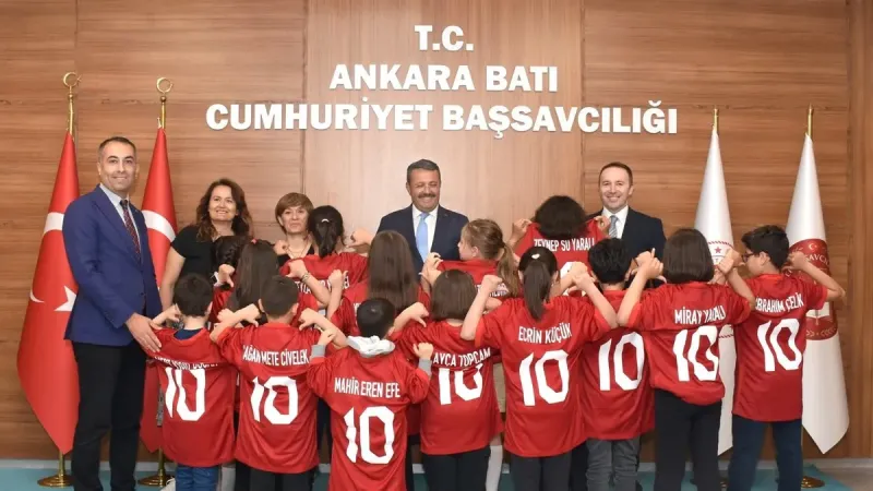 Ankara Batı Adliyesinde işaret dili öğrenen çocuklara forma hediyesi
