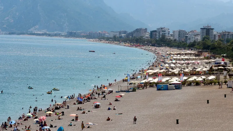 Antalya'da Bayram Coşkusu: Sahiller Tatilcilerle Doldu Taştı!