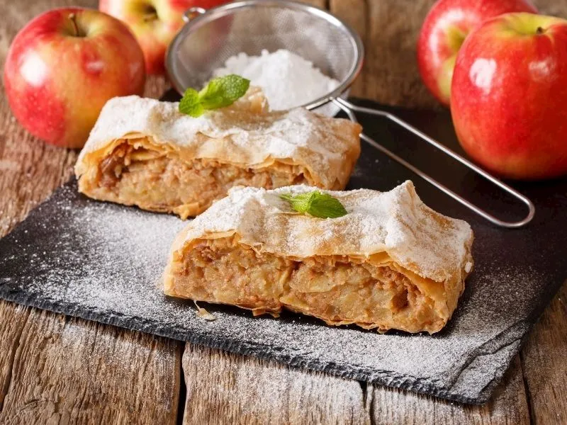 Elmalı Strudel Tarifi: Alman Lezzeti Evde Nasıl Yapılır?