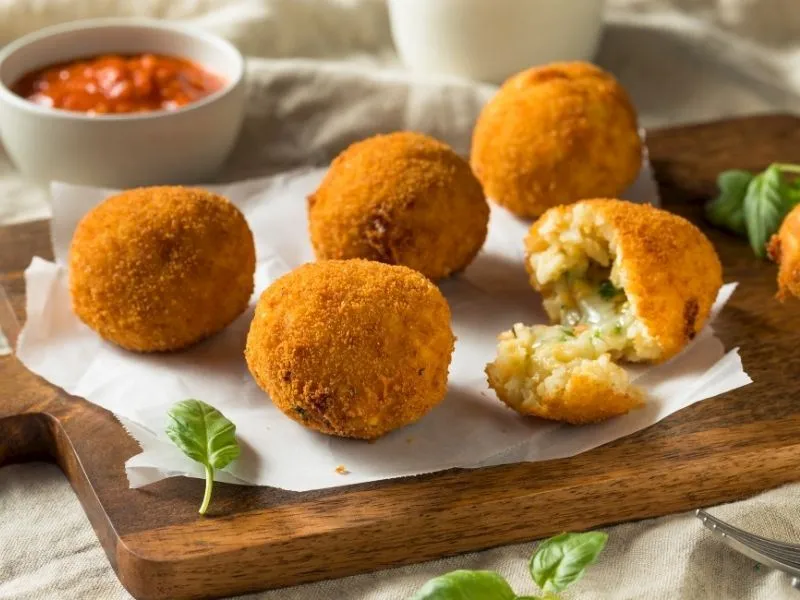 Arancini Tarifi: Sicilya'nın Gizli Lezzeti! İçi Dolu Pirinç Topları