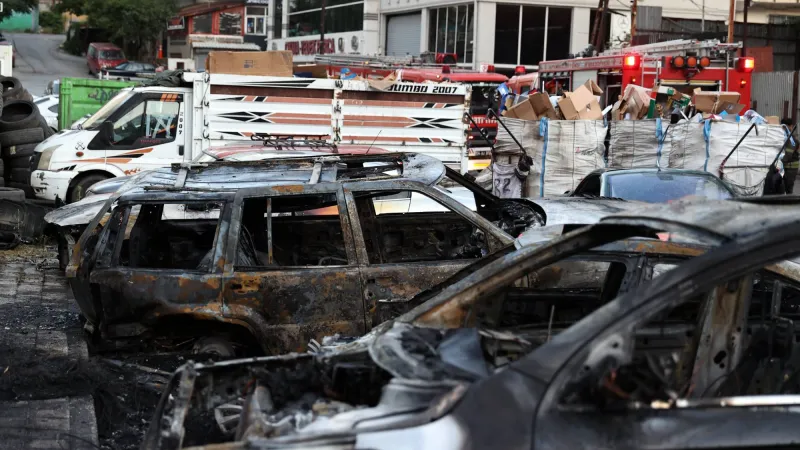 Ataşehir'de sanayi sitesinde çıkan yangında park halindeki otomobiller yandı