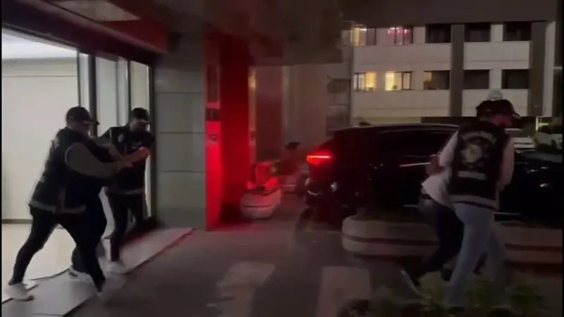 Bakırköy'de hastane bahçesinde vurulan kişi hayatını kaybetti; şüpheliler yurt dışına kaçmak isterken yakalandı