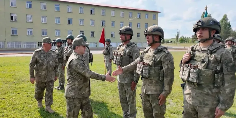 Bayraktaroğlu, Mehmetçik ile bayramlaştı