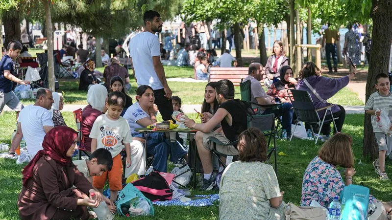 İstanbul'da Bayram Coşkusu: Sahiller ve Parklar Doldu Taştı!