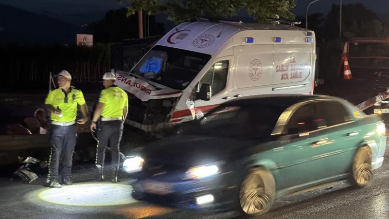 Bursa'da Ambulans Dehşeti! Otomobil Sürücüsü Can Pazarı Yaşadı