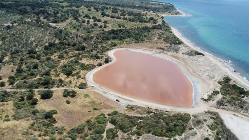 Çanakkale'de 'Kalpli Göl' renk değiştirdi!