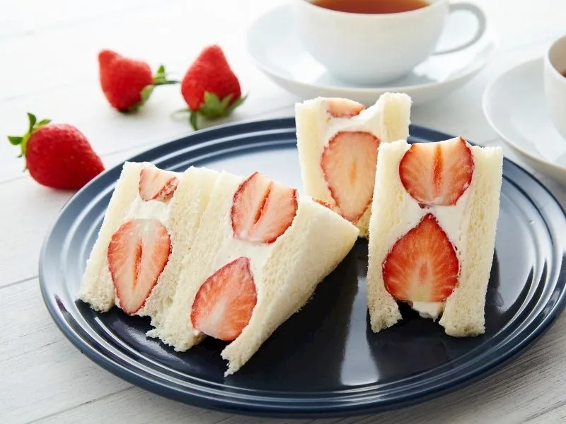 Çilekli Sando: Japon Tatlısı Şimdi Türkiye'de! 🍓