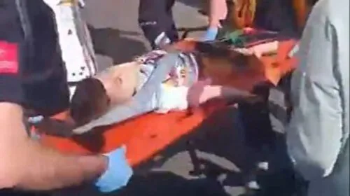 Çocuğuyla yolun karşısına geçmek isteyen kadına araba çarptı: Can kaybı var