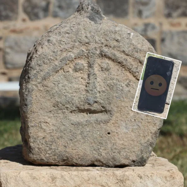 Emojili Mezar Taşı: Dünyada Bir İlk! Diyarbakır'da Görücüye Çıktı