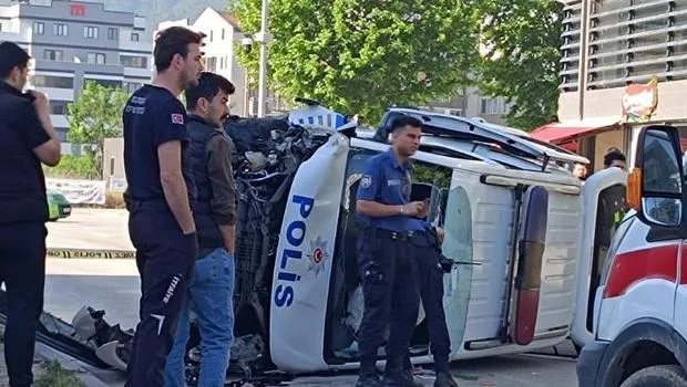 Bursa'da Polis Aracı Kaza Yaptı: 2'si Polis 5 Yaralı!