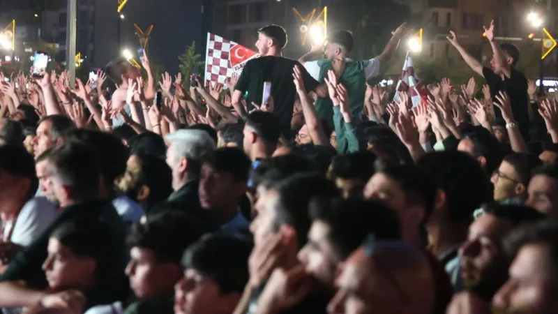 Elazığspor Taraftarı Dev Ekranda! Maç Coşkusu Şehri Sardı