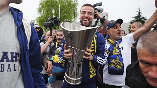 EuroLeague şampiyonu Fenerbahçe Beko yurda döndü: Coşkuyla karşılandı