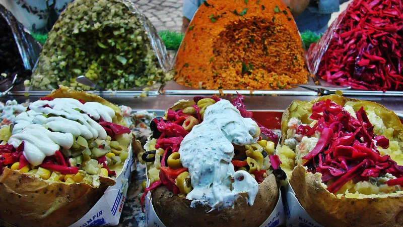 Fatih'te Zehir Zıkkım! Otelde Gıda Zehirlenmesi Faciası!