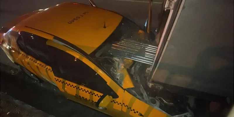 Sakarya'da Taksi Kamyonete Çarptı! Demir Borular Can Aldı