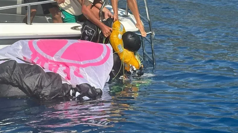 Fethiye'de paraşüt kazası: Denize düşen pilot ağır yaralandı!