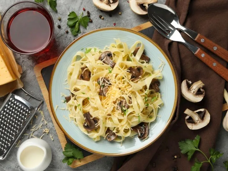 Fettuccine Ai Funghi: Kremalı Mantar Soslu İtalyan Lezzeti!