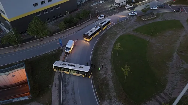 İETT otobüsünün freni boşaldı! Kaza nedeniyle yol kapandı