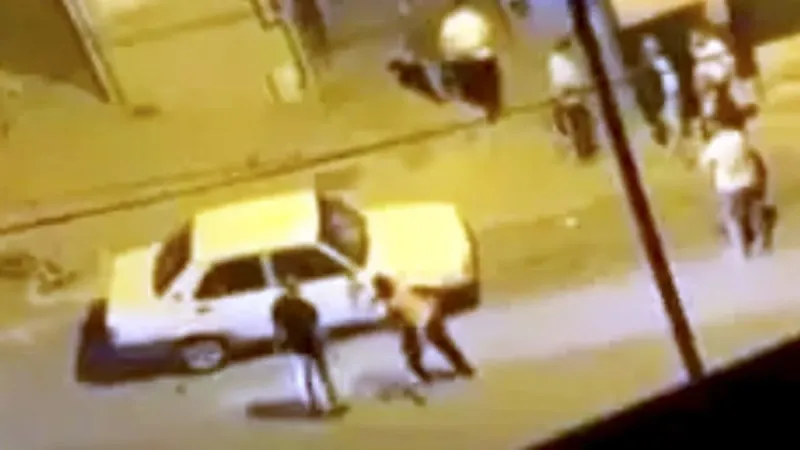 İki grup arasındaki sözlü tartışma silahlı kavgaya dönüştü
