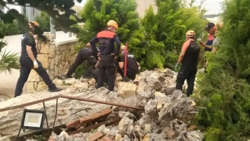 İzmir'de Düğün Faciası! Beton Kemer Çöktü, Doktor Hayatını Kaybetti