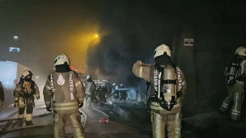 Kağıthane'de Korkunç Yangın! 5 Katlı Bina Alevlere Teslim Oldu