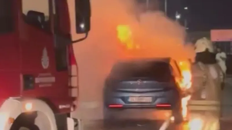 Kağıthane’de bariyere çarpan otomobil alev alev yandı: Şoför yaralandı!