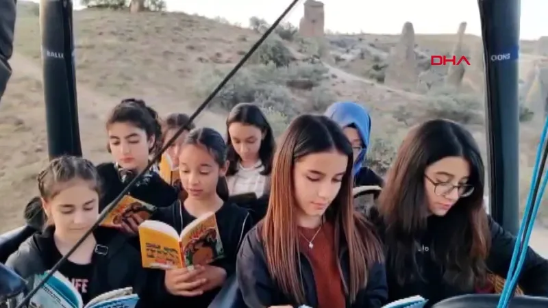 Kapadokya'da öğrenciler, sıcak hava balonunda kitap okudu