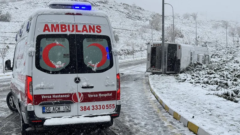 Kar yağışı kazaya yol açtı! İşçi servisi devrildi: 14 yaralı