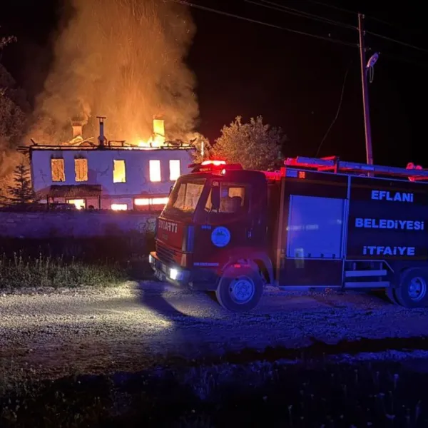 Karabük'te 2 katlı evde yangın!