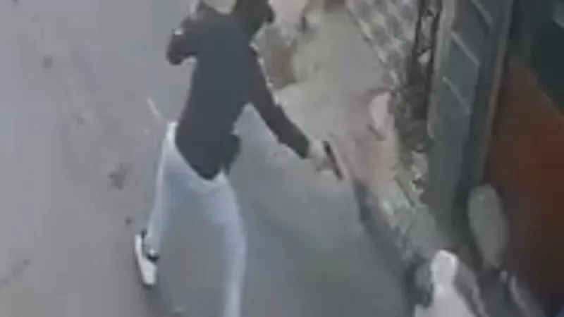 Kıraathanede oturan adama husumet kurşunu! Olay anı kameralara yansıdı