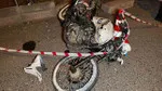 Kırmızı ışıkta geçen motosiklet sürücüsü minibüse çarptı, hayatını kaybetti
