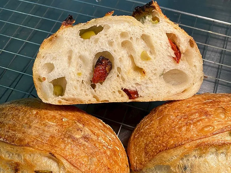 Kuru Domatesli Zeytinli Ekmek: Akdeniz Esintili Lezzet Şöleni!