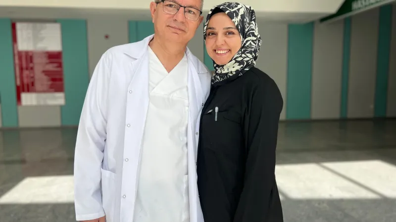 Laborant baba, hemşire kızıyla 4 yıldır aynı hastanede çalışıyor