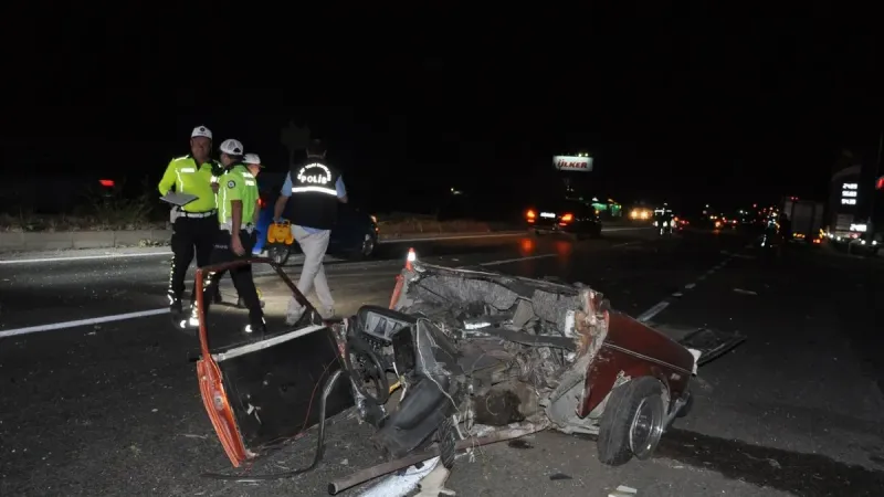Manisa'da Feci Kaza: 5 Can Kaybı! Otomobil İkiye Bölündü!