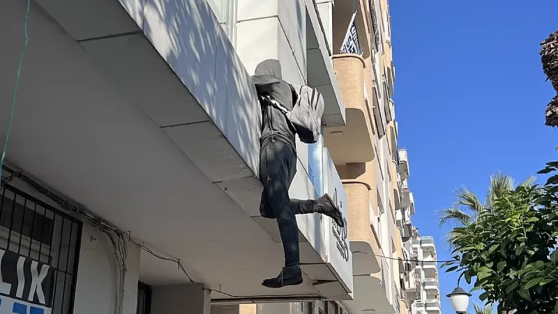 Mersin'de penceredeki cansız manken ‘hırsız'ı görenler şoke oluyor