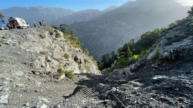 Alanya'da Feci Kaza! Otomobil Uçuruma Yuvarlandı: 1 Ölü, 1 Yaralı