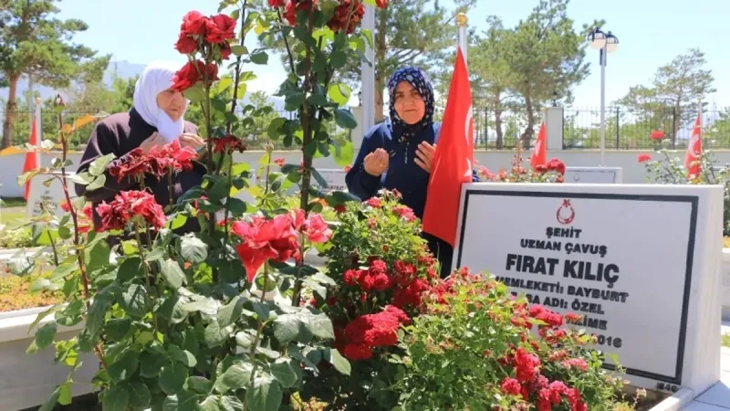 Şehit Anneleri Anneler Gününde Şehitlikte! Yürek Yakan Anma