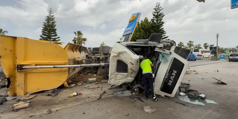 Antalya'da Kamyon Dehşeti: Ortalık Savaş Alanına Döndü!