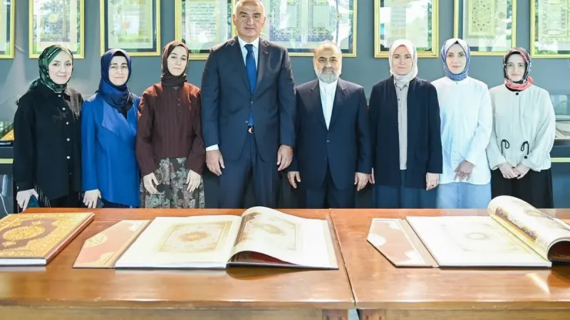 Bakan Ersoy'dan Hat Sanatına Ziyaret: İstanbul Mushafı'nı Gördünüz mü?