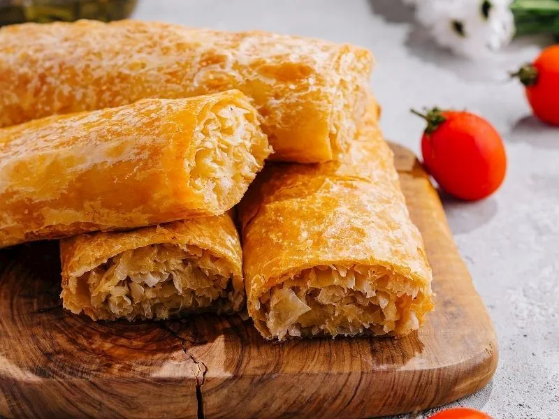 Çıtır Lezzet: Baklavalık Yufkadan Kıymalı Börek Tarifi