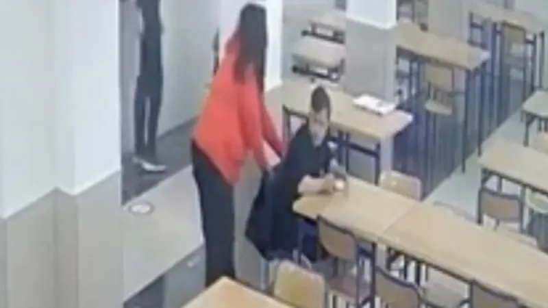 Öğretmenden Skandal Hareket! Down Sendromlu Öğrenciyi Yere Düşürdü!