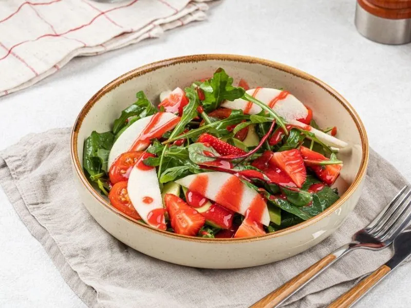 Çilek Soslu Roka Salatası: Yazın En Hafif Lezzeti!