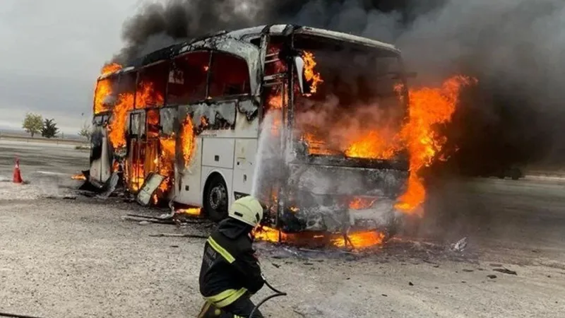 Otobüs Alevlere Teslim! Kocaeli'de Şok Eden Yangın Anı