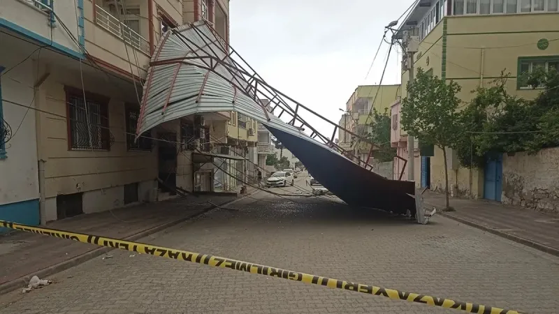 Diyarbakır ve Mardin'de Fırtına Felaketi! Çatılar Uçtu, Hayat Durdu